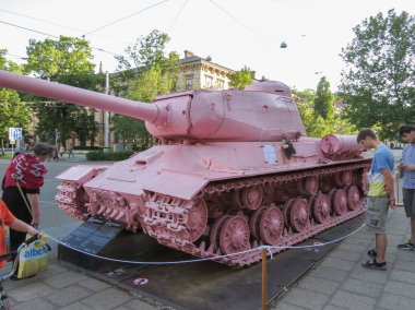 Brno içinde pembe tank