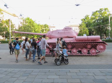 Brno, Çek Cumhuriyeti - Mayıs 2017 yaklaşık: pembe tank, tartışmalı parça çek sanatçı David Cerny tarafından 1991 yılında yayımlanan