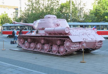 Brno, Çek Cumhuriyeti - Mayıs 2017 yaklaşık: pembe tank, tartışmalı parça çek sanatçı David Cerny tarafından 1991 yılında yayımlanan