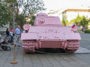 Brno, Çek Cumhuriyeti - Mayıs 2017 yaklaşık: pembe tank, tartışmalı parça çek sanatçı David Cerny tarafından 1991 yılında yayımlanan