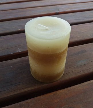 ahşap bir masa üzerinde beyaz kahverengi mum