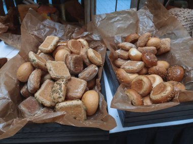 ekmek başlıca bir gıda un ve su ile bir hamur pişirme tarafından hazırlanan