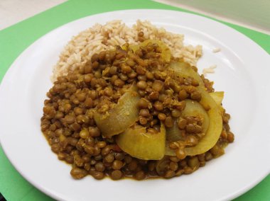 Dal Masala (mercimek baharatlar ile) ve pirinç - Hint tarzı vejetaryen tabağı
