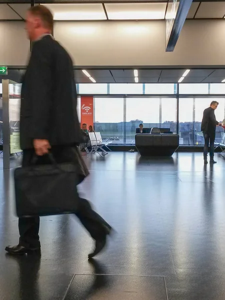 Bécs Schwechat Ausztria 2014 Novemberében Repülőtér Indulási Lounge Ingázók — Stock Fotó