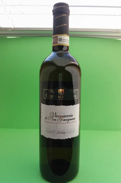 ディスプレイにサン ジミニャーノ イタリア 2017 ヴェルナッチャ ジミニャーノ白ワインの瓶 — ストック写真