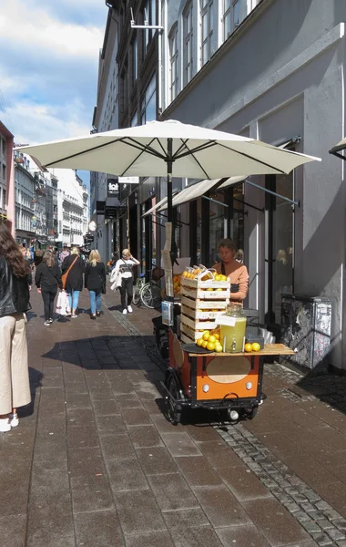 Girl selling lemonade in Copenhagen — Stock Photo, Image