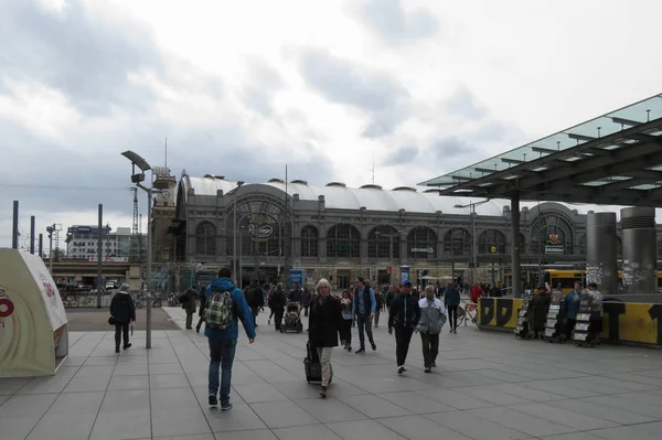 Dresden Deutschland März 2016 Dresdener Stadtzentrum Mit Hauptbahnhof Und Menschen — Stockfoto