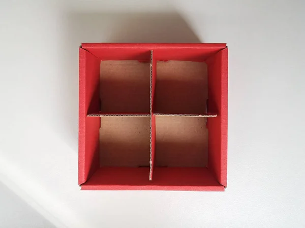 Κόκκινο Κουτί Από Χαρτόνι Που Χωρίζεται Τέσσερις Compatments — Φωτογραφία Αρχείου