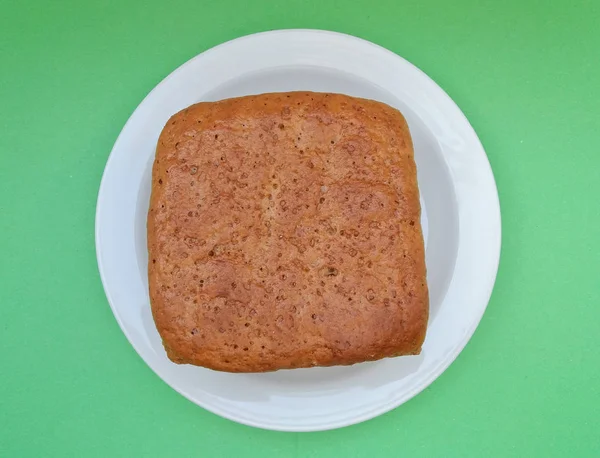 Žitný Chleba Bílé Misce Nad Zeleným Pozadím — Stock fotografie