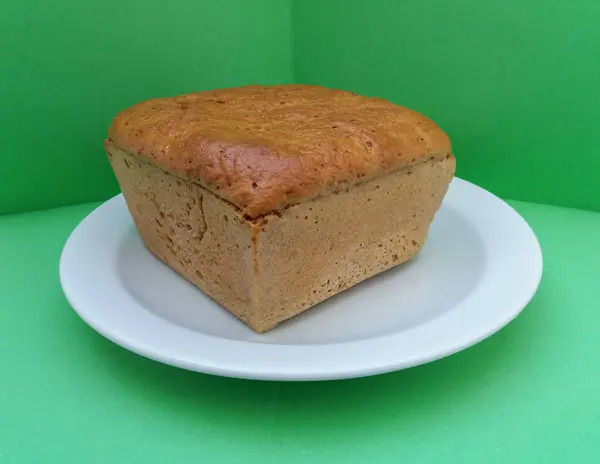 Žitný Chleba Bílé Misce Nad Zeleným Pozadím — Stock fotografie