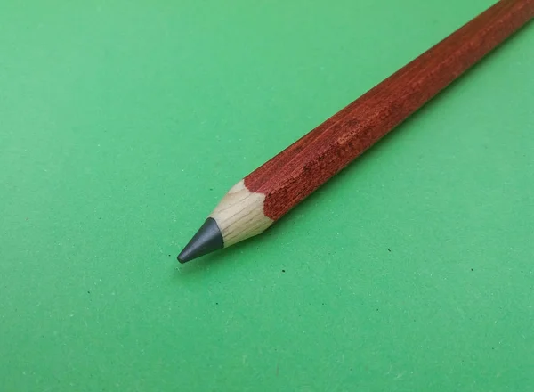 Ένα Ξύλινο Μολύβι Για Γράψιμο Πράσινο Φόντο — Φωτογραφία Αρχείου