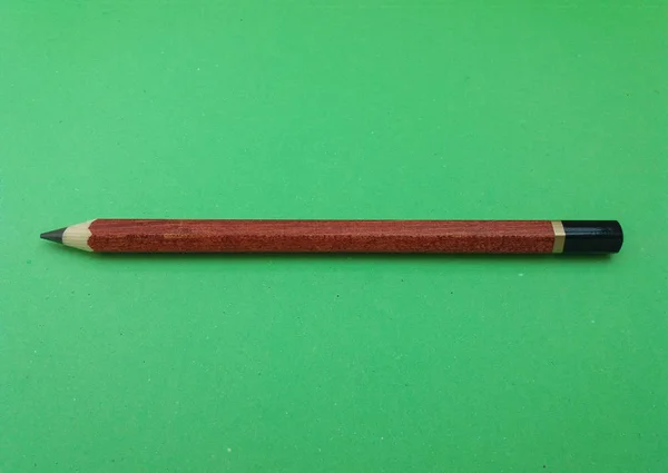 Drewniany Ołówek Pisania Zielonym Tle — Zdjęcie stockowe