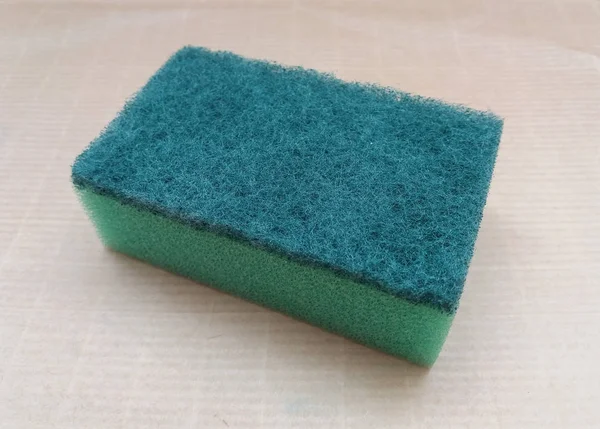 Ένα Συνθετικό Πράσινο Σφουγγάρι Για Πλύσιμο Των Πιάτων — Φωτογραφία Αρχείου