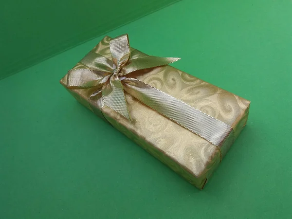 Uma Elegante Caixa Presente Sobre Fundo Verde — Fotografia de Stock
