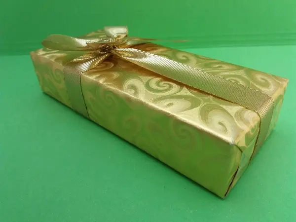 Eine Elegante Geschenkschachtel Auf Grünem Hintergrund — Stockfoto