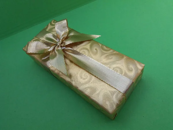 Een Elegante Geschenkverpakking Groene Achtergrond — Stockfoto