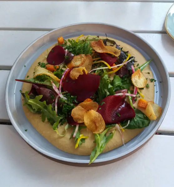 Hummus Einem Gericht Mit Roter Bete Kartoffelchips Und Rucola — Stockfoto
