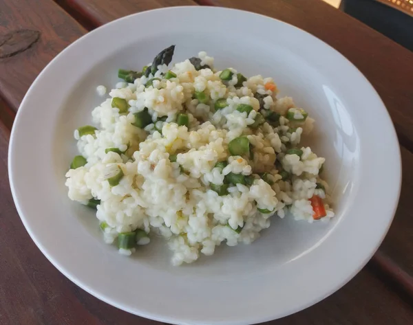 Talyan Tarzı Kuşkonmaz Risotto Bir Tabak Içinde — Stok fotoğraf