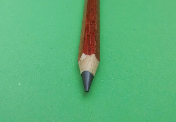 Ένα Ξύλινο Μολύβι Για Γράψιμο Πράσινο Φόντο — Φωτογραφία Αρχείου