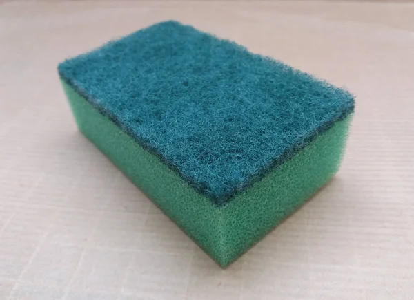 Una Esponja Verde Sintética Para Lavar Platos —  Fotos de Stock