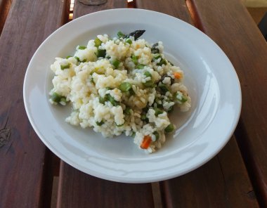 İtalyan tarzı kuşkonmaz risotto bir tabak içinde