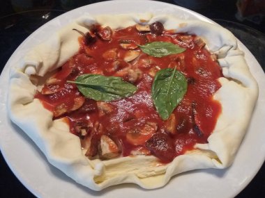 aka irritasyonlar porcini (boletus mantarı ve çörek luridus) pizza geleneksel İtalyan yemekleri mantar