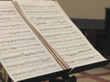 bir kitaplık ud müzik puanı sayfalarını açmak