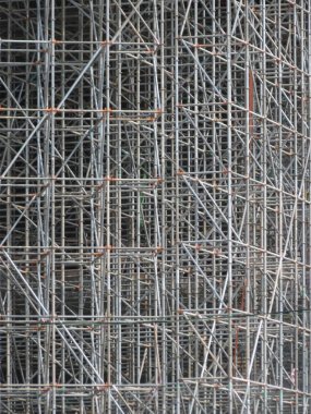 site binasında geçici iskele yapımı için çalışıyor