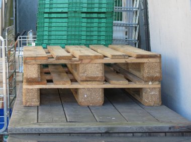 iki ahşap palet veya kızak yığını