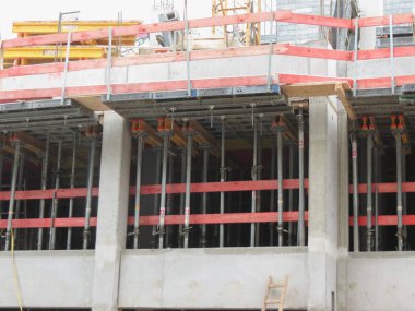 site binasında geçici iskele yapımı için çalışıyor