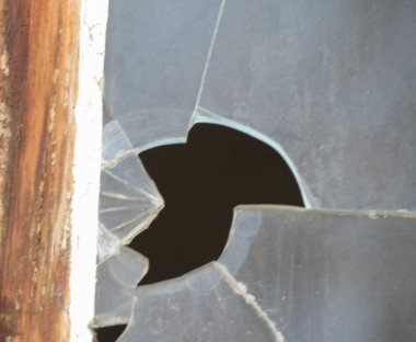 Parçalanmış pencere cam risk ve tehlikeye kavram olarak yararlı