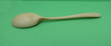 zanaat Litvanyalı tahta kaşık yeşil Kağıt arka plan üzerinde