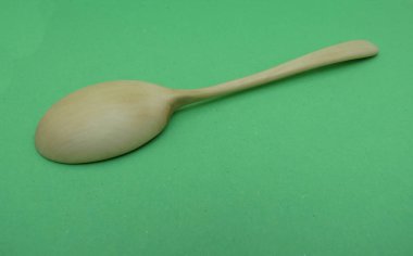 zanaat Litvanyalı tahta kaşık yeşil Kağıt arka plan üzerinde