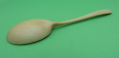 zanaat Litvanyalı tahta kaşık yeşil Kağıt arka plan üzerinde