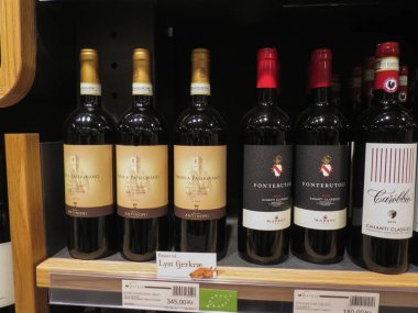 Copenhagen, Danimarka - yaklaşık Ağustos 2017: şarap şişeleri sergilenen bir mağaza