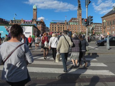 Copenhagen, Danimarka - yaklaşık Ağustos 2017: insanlar karşıdan karşıya geçerken