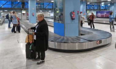 Madrid, İspanya - Ekim 2017 yaklaşık: Bagaj talep