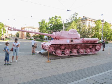 Brno, Çek Cumhuriyeti - Mayıs 2017 yaklaşık: pembe tank, tartışmalı parça çek sanatçı David Cerny tarafından 1991 yılında yayımlanan
