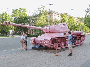 Brno, Çek Cumhuriyeti - Mayıs 2017 yaklaşık: pembe tank, tartışmalı parça çek sanatçı David Cerny tarafından 1991 yılında yayımlanan