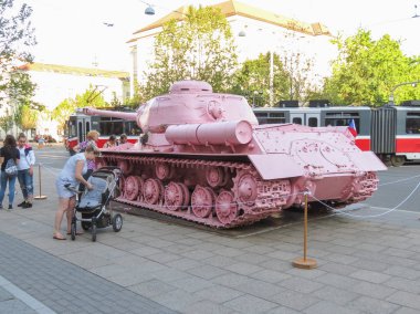 Brno, Çek Cumhuriyeti - Mayıs 2017 yaklaşık: pembe tank, tartışmalı parça çek sanatçı David Cerny tarafından 1991 yılında yayımlanan