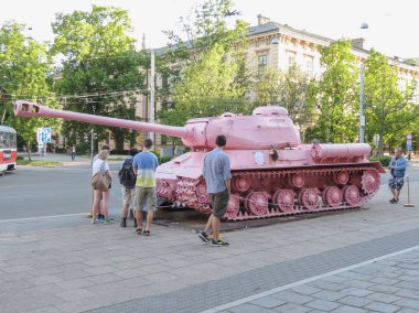 Brno içinde pembe tank