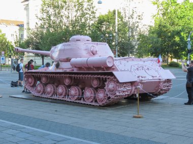 Brno, Çek Cumhuriyeti - Mayıs 2017 yaklaşık: pembe tank, tartışmalı parça çek sanatçı David Cerny tarafından 1991 yılında yayımlanan