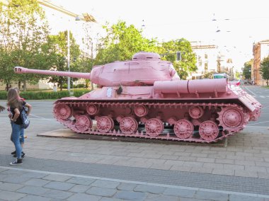 Brno, Çek Cumhuriyeti - Mayıs 2017 yaklaşık: pembe tank, tartışmalı parça çek sanatçı David Cerny tarafından 1991 yılında yayımlanan