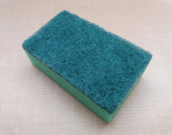 Ένα Συνθετικό Πράσινο Σφουγγάρι Για Πλύσιμο Των Πιάτων — Φωτογραφία Αρχείου