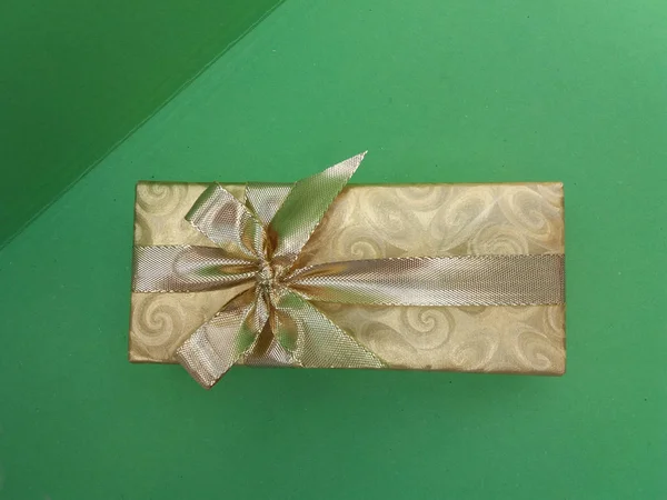Eleganckie Pudełko Zielonym Tle — Zdjęcie stockowe