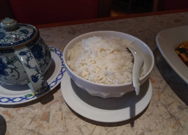 亚洲香米米在杯子和茶壶里 — 图库照片