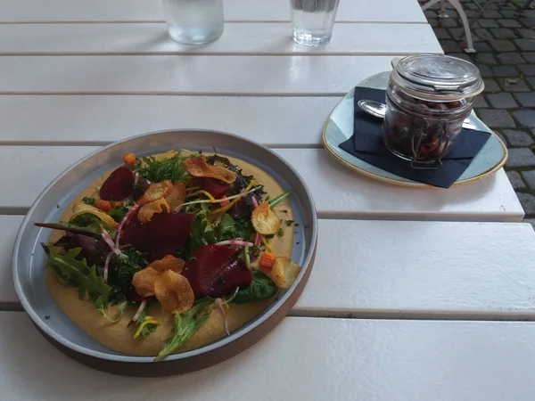 Hummus Een Schotel Met Rode Biet Aardappel Chips Rucola — Stockfoto