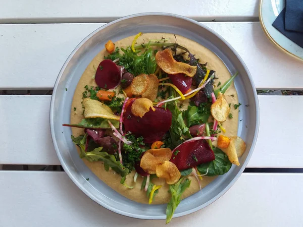 Hummus Einem Gericht Mit Roter Bete Kartoffelchips Und Rucola — Stockfoto