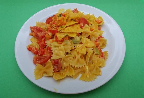 Macarrão Farfalle Comida Tradicional Italiana Com Tomate Creme Soja Curcuma — Fotografia de Stock