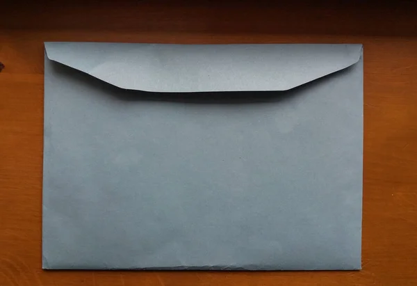 メーリングの光青い手紙封筒を開く — ストック写真